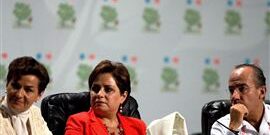 Глава Секретариата ООН по изменению климата Кристиана Фигейрас (в центре)