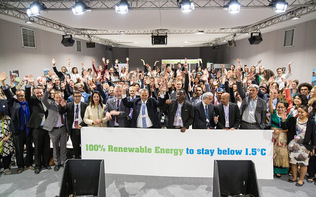 22847389458_581626a90f_z