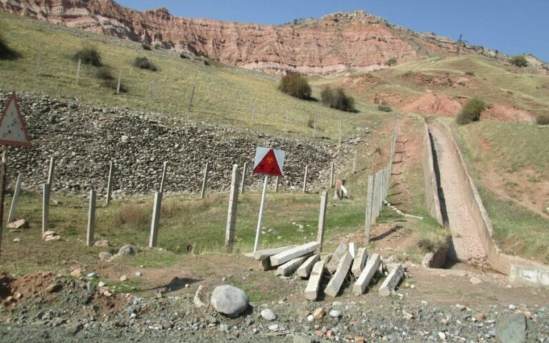 IMG_6491_Mailuu-Suu-2048×1536-1-e1601045576357-1400×1050 Хвостохранилище радиоактивных отходов на берегу реки Майлуу-Суу, 2017 г. (изображение: Жаныл Мадыкова)