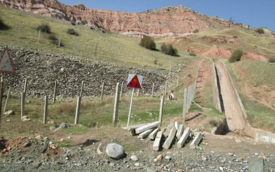 Хвостохранилище радиоактивных отходов на берегу реки Майлуу-Суу, 2017 г. (изображение: Жаныл Мадыкова)