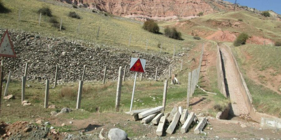 IMG_6491_Mailuu-Suu-2048×1536-1-e1601045576357-1400×1050 Хвостохранилище радиоактивных отходов на берегу реки Майлуу-Суу, 2017 г. (изображение: Жаныл Мадыкова)